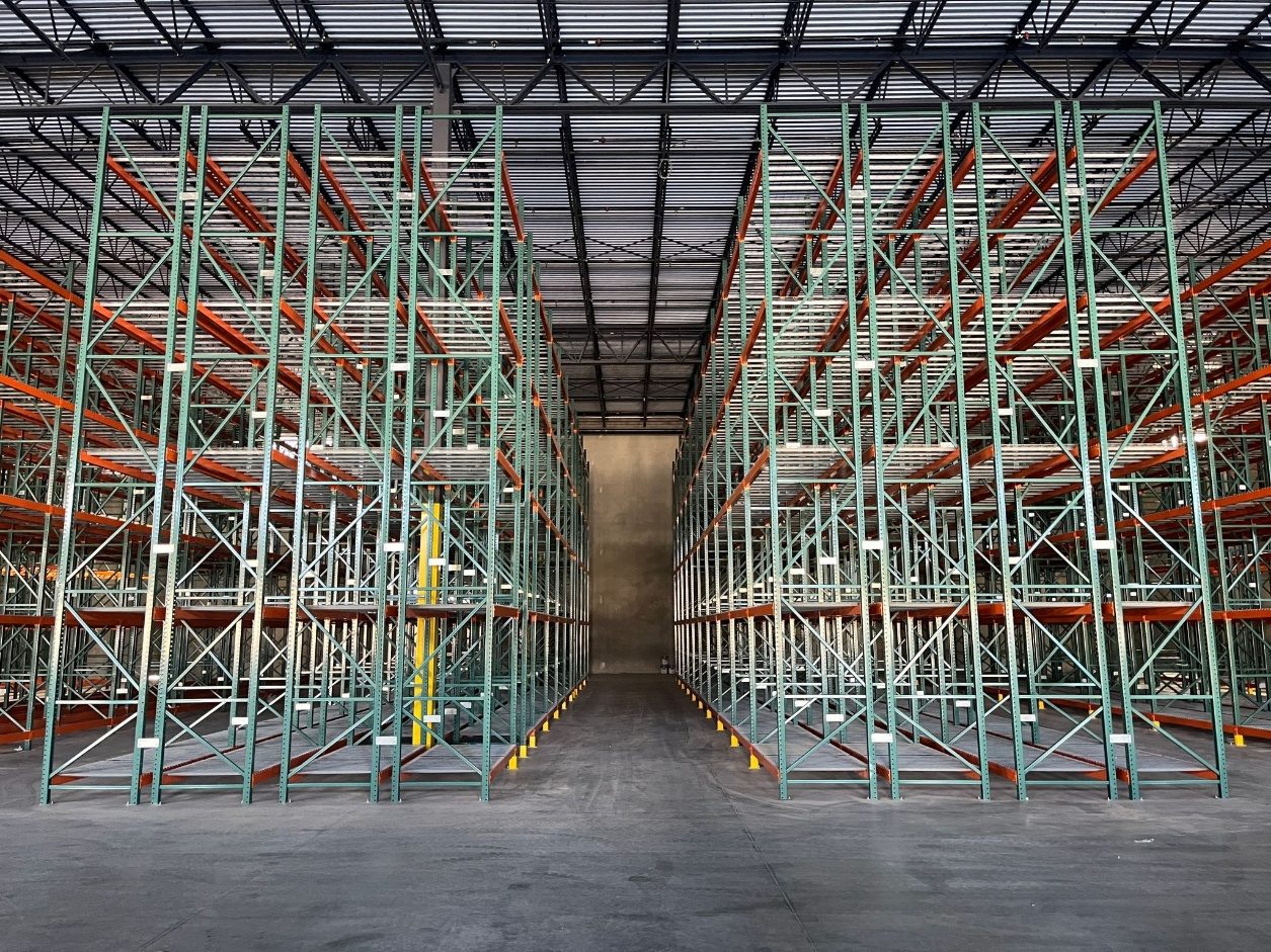 Center aisle between symmetric double-deep pallet racking sections